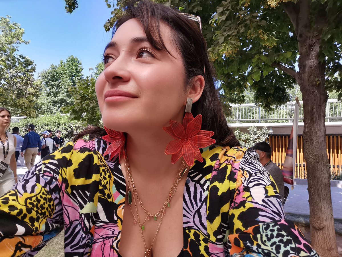 RariChile's tweet photo. Esta foto representa la linda energía que nos transmiten ustedes, nuestras clientas en cada evento y visita a nuestras tiendas. Nosotros felices de verlas disfrutar de nuestro trabajo. Arte en Crin de #Rari (autorretrato de clienta comprando sus aros de Crin) https://t.co/XOAxg6Ooyh
