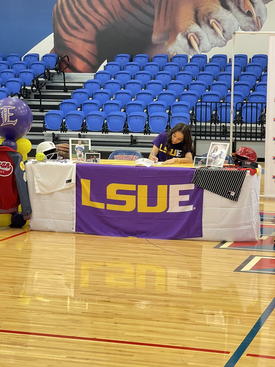 TSFJuarez's tweet photo. It’s official @LSUEBengalsSB! Our 2025 RHP/OF Maleah Galvan has officially signed. We are so proud of you! Go Bengals! 💛💜 https://t.co/saJBDbAReZ