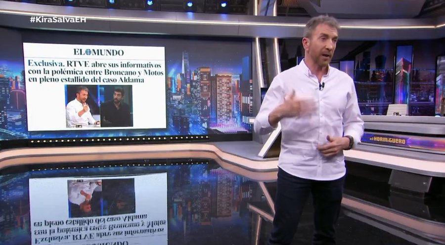 AlanBarrosoA's tweet image. Pablo Motos hablando de la "mala praxis periodística" de RTVE mientras pone una noticia falsa de El Mundo que se puede desmentir con literalmente una búsqueda rápida en Google. Vergüenza es poco.