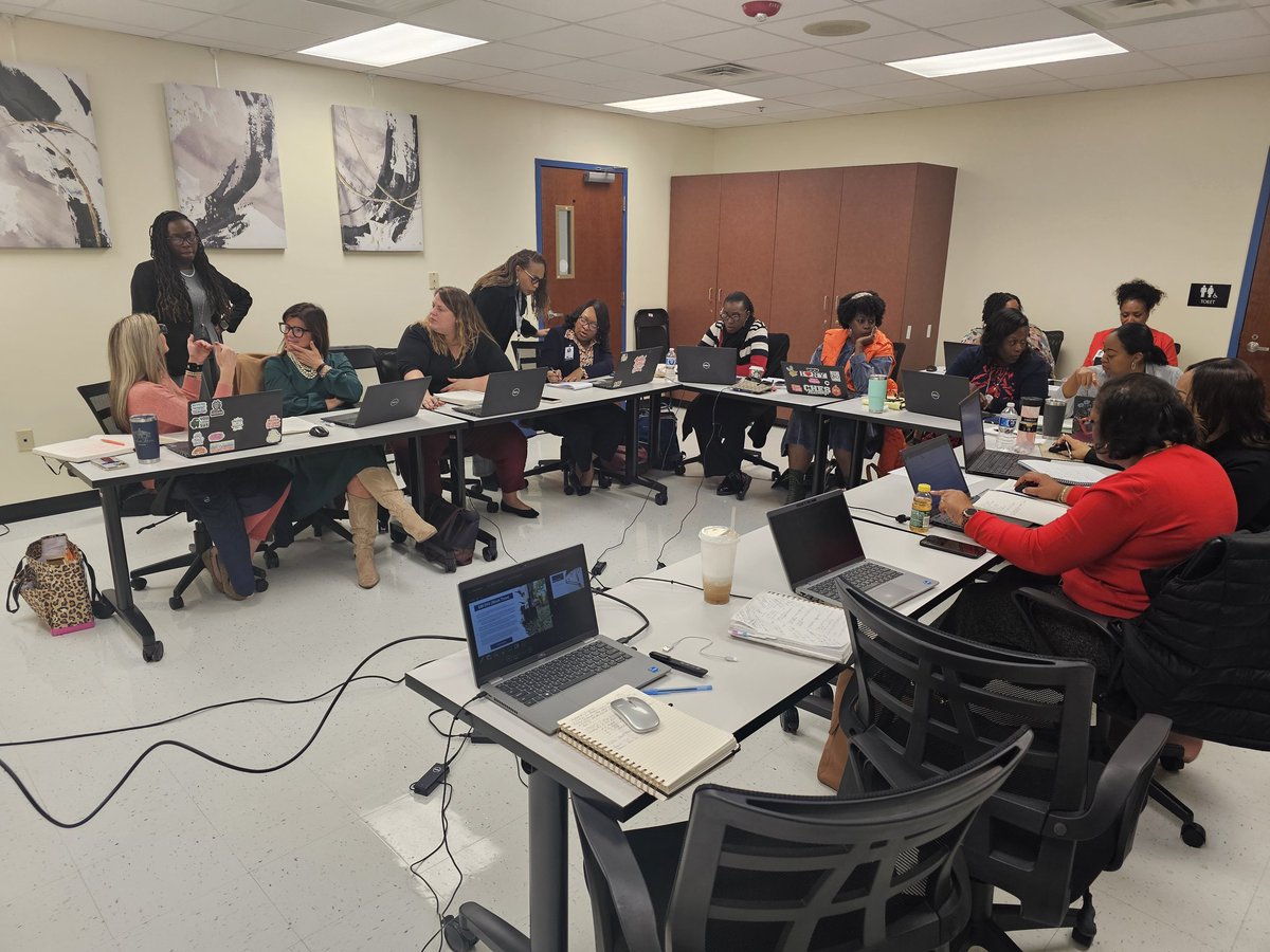 AFT25toLife's tweet photo. Thank you, former @VDOE_News colleagues @DanjileH and @LatreseYounger, for providing two excellent, engaging, and informative in-person School Improvement Grant application sessions for @nnschools principals. #SchoolQuality #Education #OneNNPS https://t.co/1P5F7yi8bj