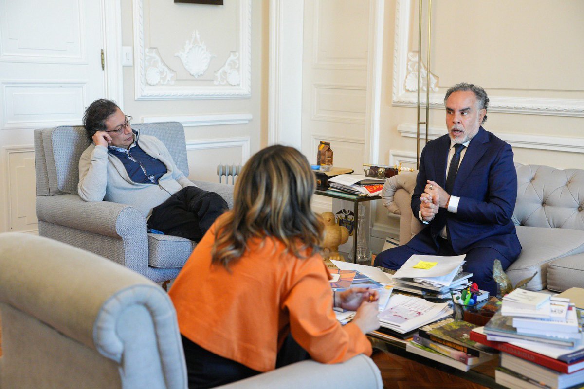 ArgiroCasta888's tweet photo. Un drogadicto y borracho asesorando a otro drogadicto y borracho ….y ponen de garante a una entumida que no sabe dónde está parada. 
Que podría salir mal ? https://t.co/CGrIXPe1Lb