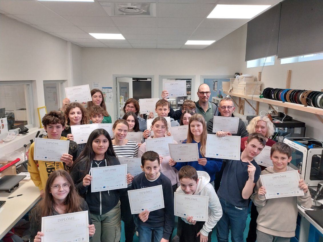 hartzviller's tweet photo. « Être acteur de la sécurité dans mon Fablab », voilà ce que les élèves de la mini entreprise du collège ont pu découvrir avec #ERTF durant les 3 séances organisées au LAB @acnancymetz @dane_nancy_metz @MoselleCD57 https://t.co/zDtKx25tfy