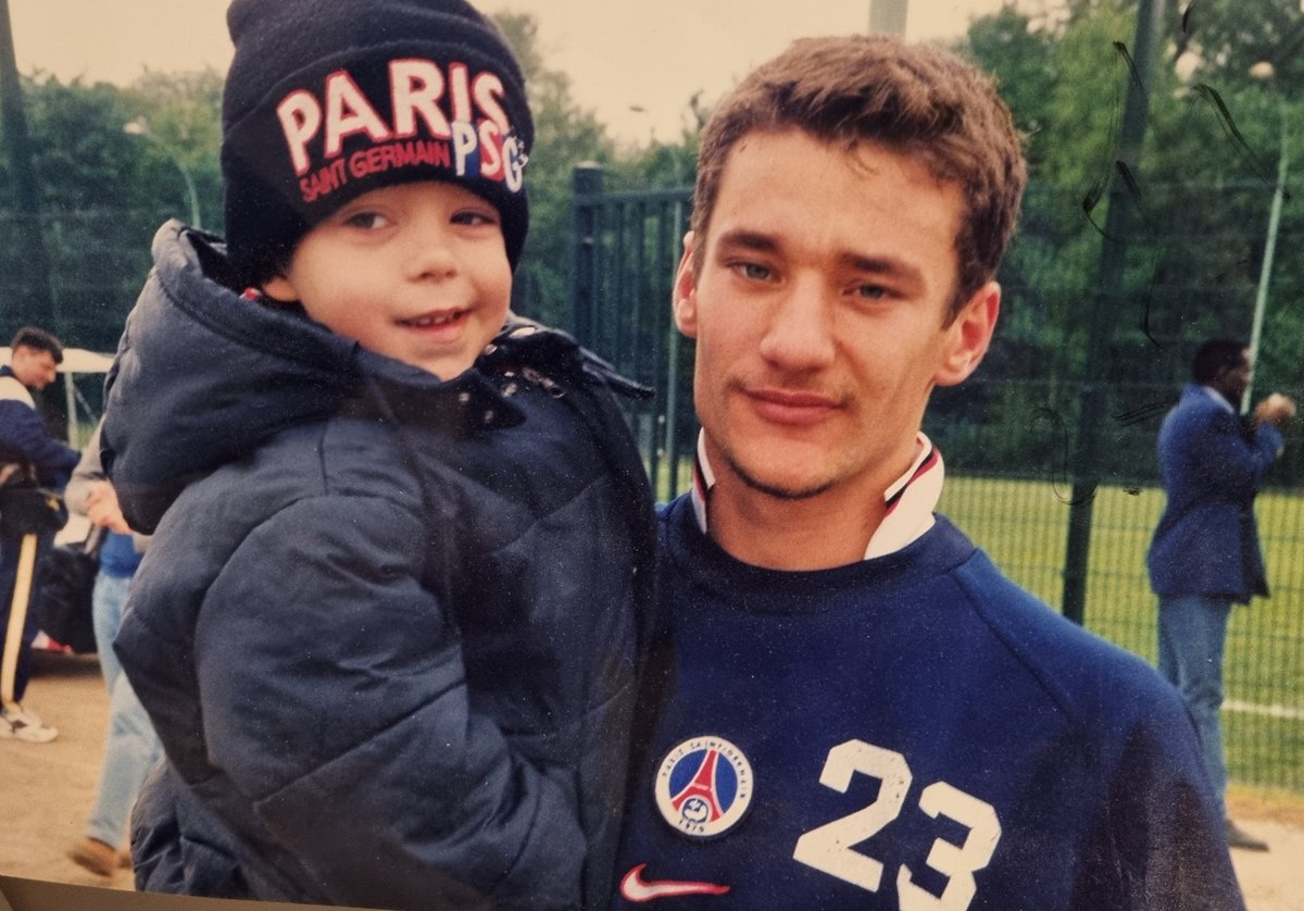 🇲🇫🇪🇺🇺🇦🎸Lutécien (@didierdmnt) on Twitter photo <a href="/nonette41/">Nonette❤💙</a> <a href="/PDucrocq/">Pierre Ducrocq 23</a> <a href="/PSG_inside/">Paris Saint-Germain</a> Et d une gentillesse et d une humilité devenues si rares.
Le petit dans ses bras, mon fiston, a 30 ans maintenant ..🤫 <a href="/nonette41/">Nonette❤💙</a> <a href="/PDucrocq/">Pierre Ducrocq 23</a> <a href="/PSG_inside/">Paris Saint-Germain</a> Et d une gentillesse et d une humilité devenues si rares.
Le petit dans ses bras, mon fiston, a 30 ans maintenant ..🤫