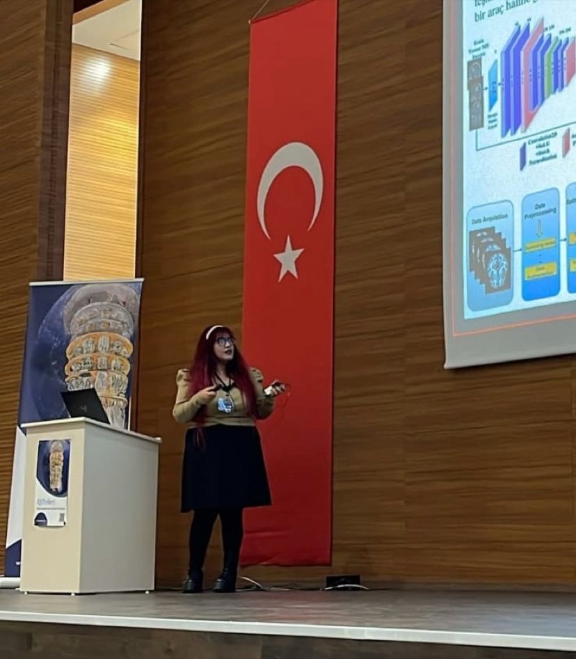 KuantumTurkiye's tweet photo. QTurkey Kuantum Günleri'24 etkinliğimizde, Yıldız Teknik Üniversitesinden Emine Akpınar “Kuantum ve Klasik Modellerin Entegrasyonu ile Nörobilim Alanında İleri Yapay Zeka Uygulamaları: Beyin Tümörlerinden Alzheimer'a" sunumuyla bizlerleydi. https://t.co/1XlbaAkH8F