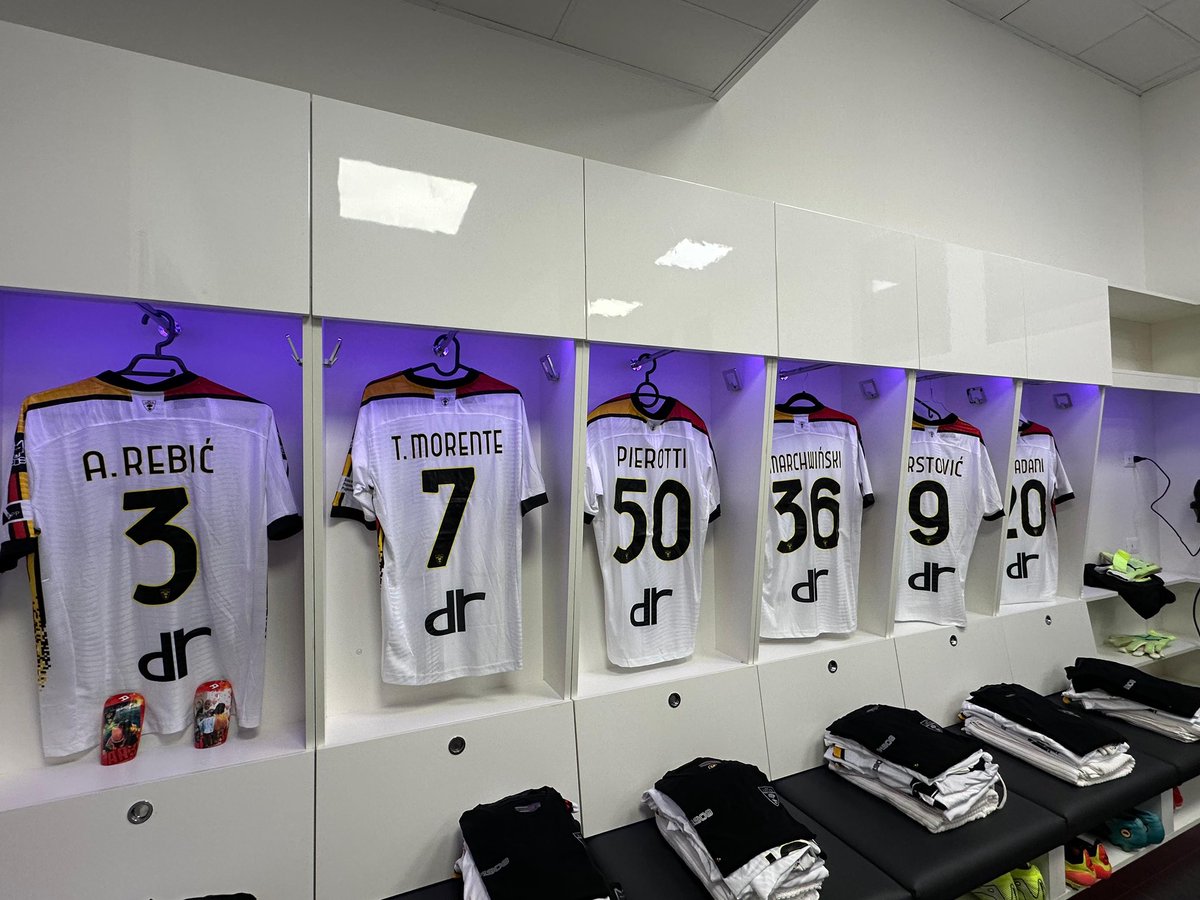 OfficialUSLecce's tweet photo. π‘π΄ Tutto pronto per i nostri ragazzi in campo con il #kitaway #VeneziaLecce #SerieAEnilive https://t.co/JrpUFhYHdv