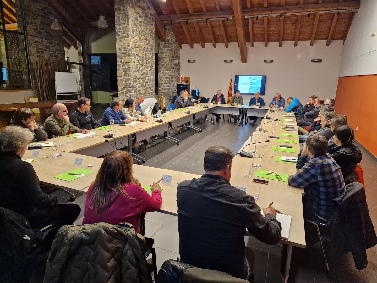 FGCcorporatiu's tweet image. El president d'#FGC, @carlosruiztwitt , presideix la Comissió Assessora del #Pallars. S'ha fet balanç de les actuacions realitzades a @espotesqui i @port_aine i s'han repassat els objectius de la temporada d'hivern 24-25, com la potenciació del Club #Pirineu365