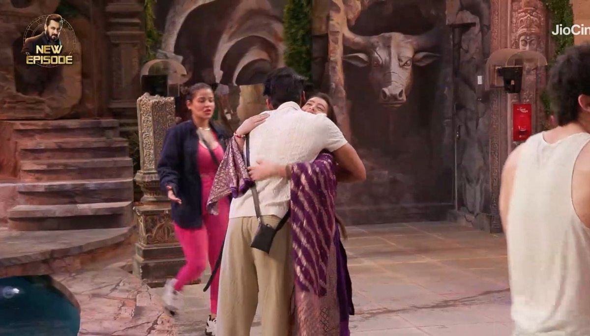A real friend is one who walks in when the rest of the world walks out.🤌🤍

#DigvijayRathee
#ChahatPandey
#DiggyGang
#BigBoss18