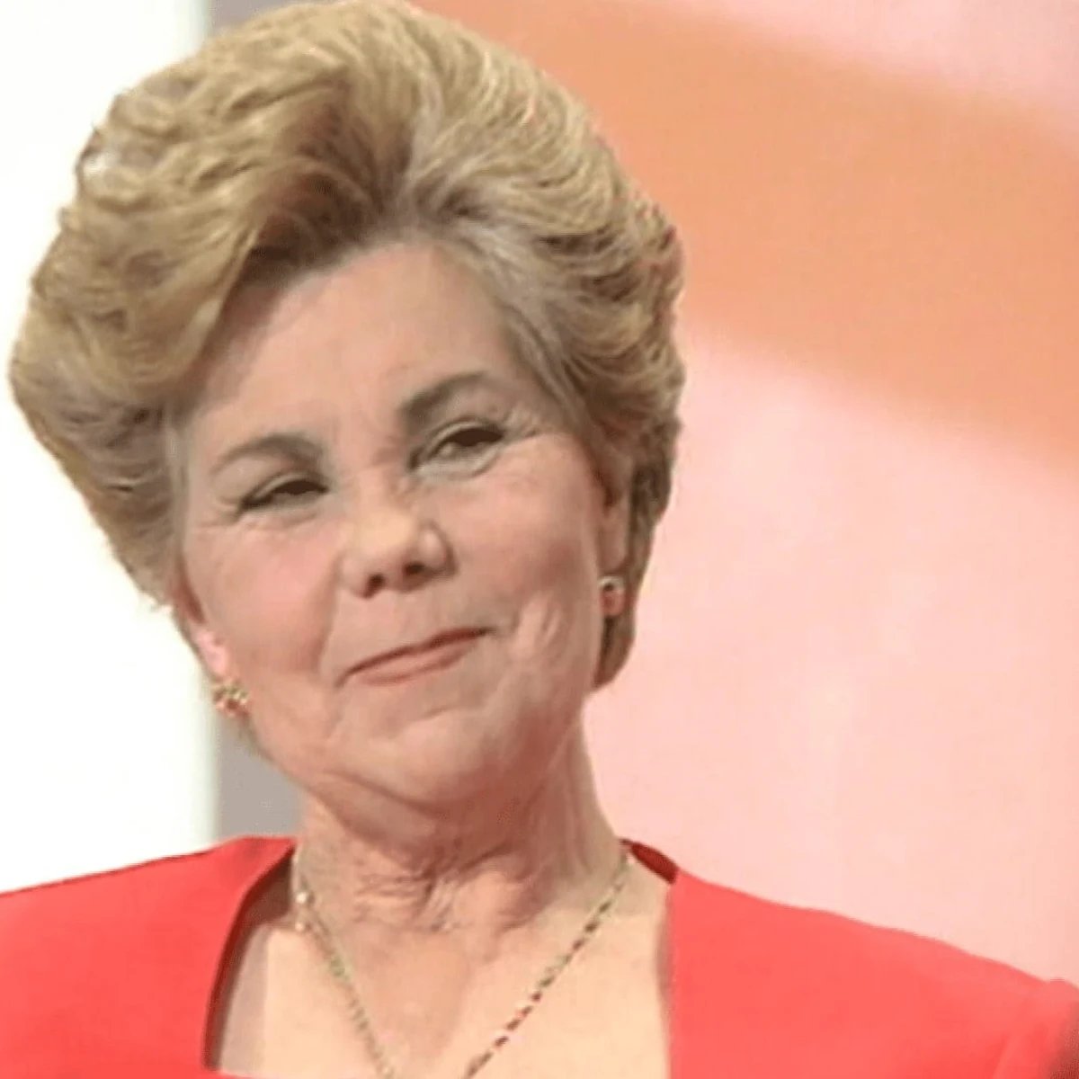 ¿Conoces a esta Señora de la foto? 

TODOS Y TODAS las andaluzas deberíamos reconocerla a primera vista y conocer su historia. Pocos referentes en la historia de Andalucía como ella. Hablo muy en serio. 

Abro mini hilo #25N