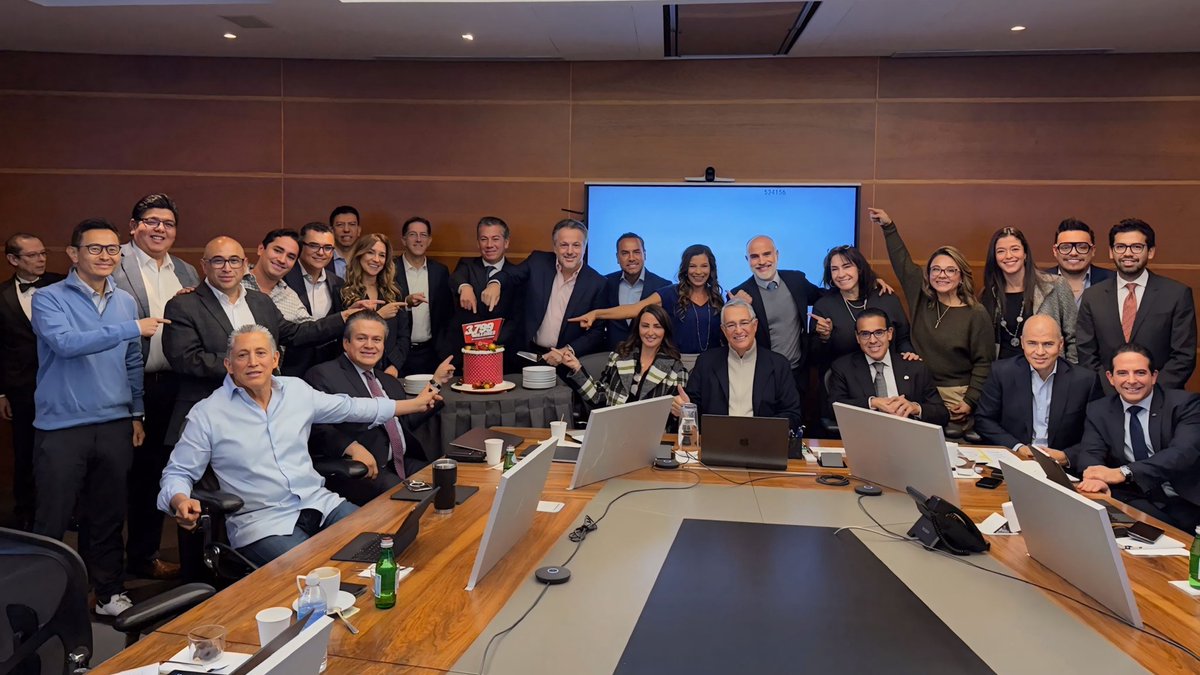 Un equipo unido logra cualquier cosa, por eso hay que ponerles metas agresivas… felicidades a todos por lograr $3,799 millones de pesos en ventas en el #BuenFinElektra 😎

Gracias a TODOS los mexicanos que prefieren a nuestras marcas, sigo comprometido en darles la cara y
