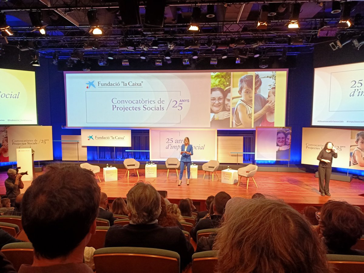 Un placer disfrutar como espectadora del acto de aniversario de las #Convocatorias ¡Enhorabuena, @fundlacaixa, @hubsocial_fundlacaixa!  #impulsosocialfyndlacaixa