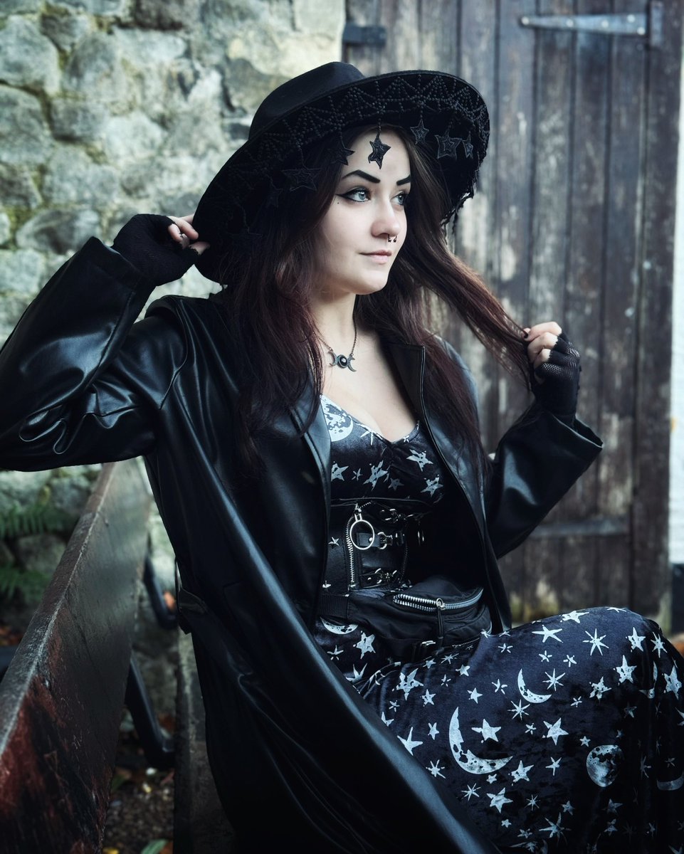 Queer kid w/ the fanny pack 🖤🌙