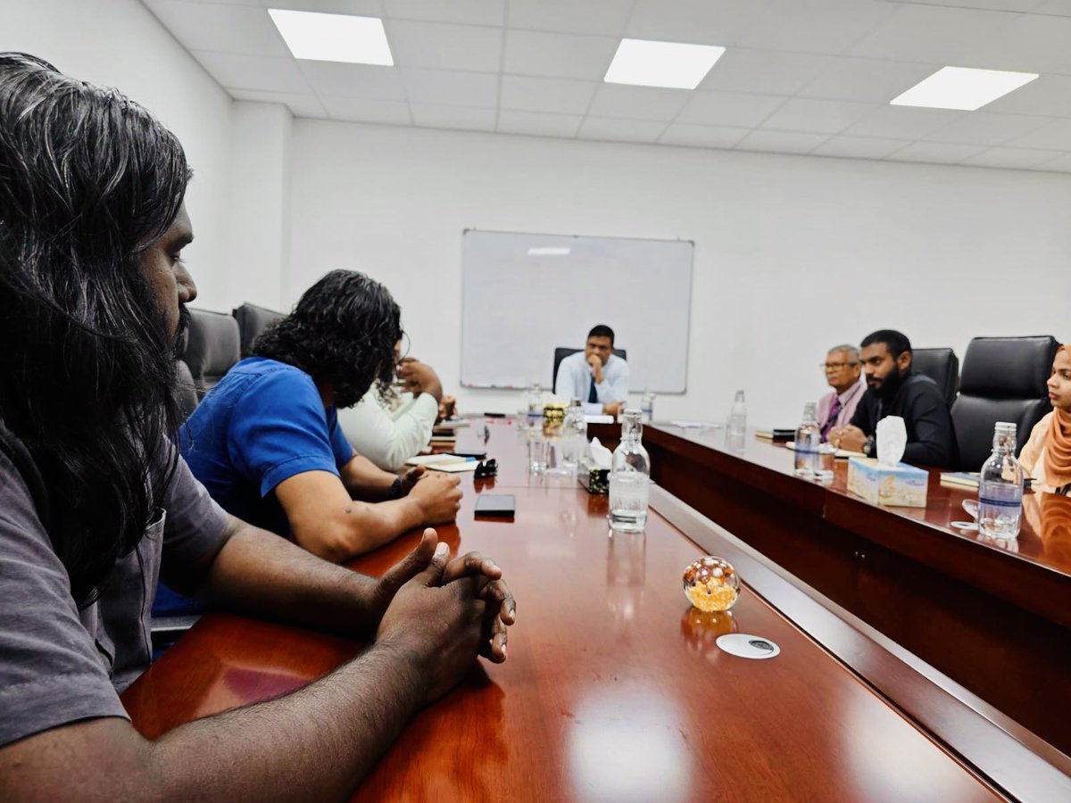 DriversAssocMV's tweet photo. ޑީއޭއެމްގެ ފަރާތުން 30 އޮކްޓޯބަރ 2024 ގައި @MoTCAmv އަށް ފޮނުވުނު ސިޓީއާއި ގުޅިގެން @ameen3d އެކު ބޭއްވުނު ބައްދަލުވުމުގެ ތެރެއިން! މިބައްދަލުވުމުގައި ޑްރައިވަރުންގެ ވަރަށް ގިނަ ކަންބޮޑުވުންތަކާއި ގުޅިގެން މަޝްވަރާކުރެވުނު! https://t.co/8jr237PWBs