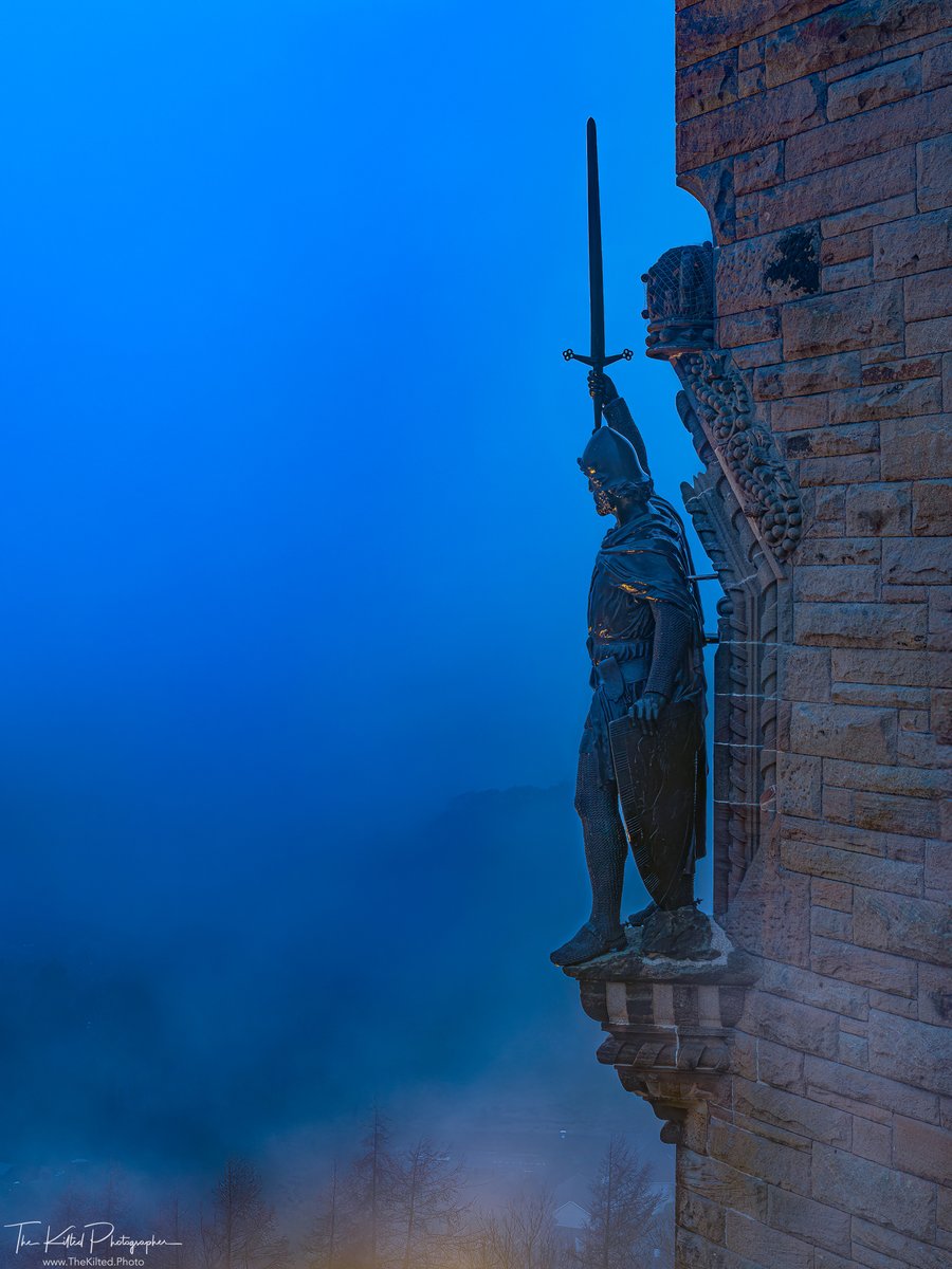The Wallace Statue overlooking a frosty winter sunrise in Stirling 🏴󠁧󠁢󠁳󠁣󠁴󠁿. Photo by <a href="/TheKiltedPhoto/">The Kilted Photographer</a> 📸. #VisitScotland