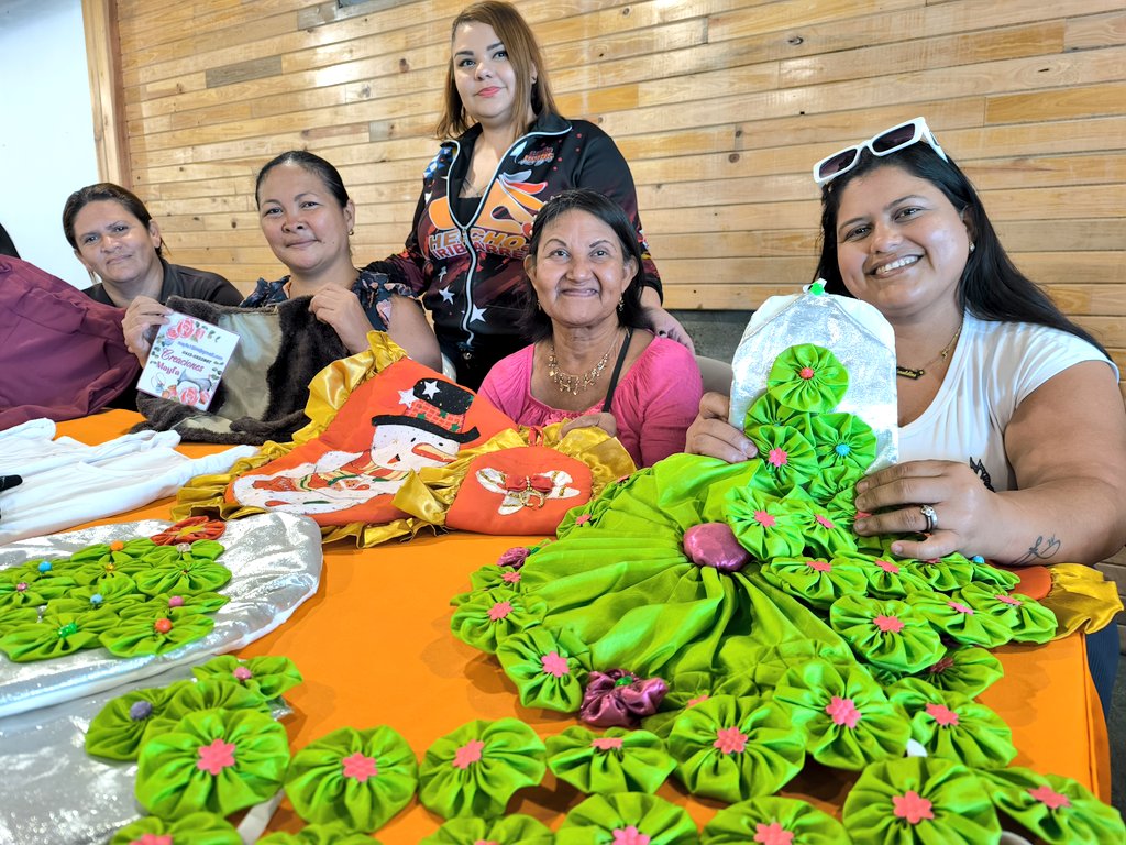 #25Nov |🧵👏🏼 Para continuar apalancando iniciativas del pueblo al nuevo modelo económico impulsado por Pdte <a href="/NicolasMaduro/">Nicolás Maduro</a> mujeres iribarrenses reciben de manos del alcalde <a href="/LuisJonasReyes/">Luis Jonás Reyes</a> máquinas de coser a través del Plan Eva Perón llegando a 1054 con esta entrega
<a href="/avnve/">Agencia Venezolana de Noticias</a>