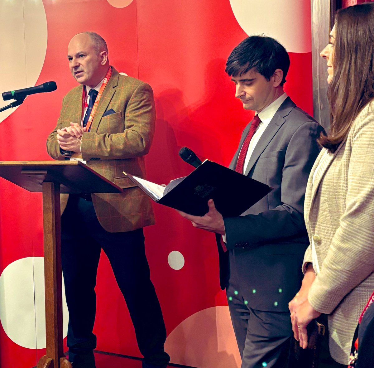 💡Physics powered innovation is changing our world 🌍 

Great to open our #IOPBusinessAwards celebration with winners pitching their game-changing innovations - from quantum computing chips to a tool that measures inter cranial pressure - alongside VC investor Jo Slota-Newson