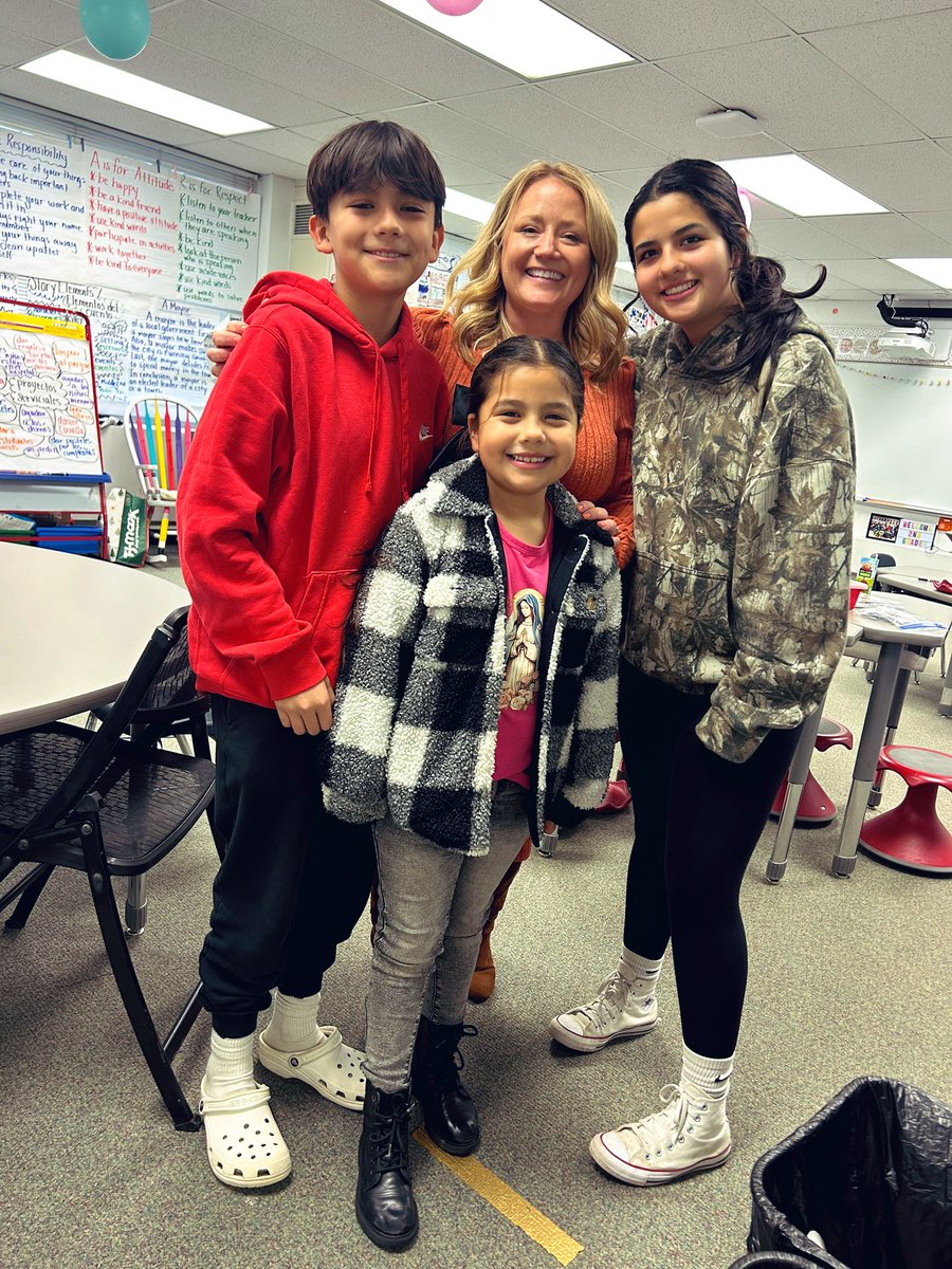 MrsInglat's tweet photo. One of the best parts of conferences is seeing former students who are siblings of my current students! We are just missing one in this photo. I’ve now had the whole family in my class! 💙💛 #bilingüeisthebestway @VV_Voyagers https://t.co/DK90kdPQ4A