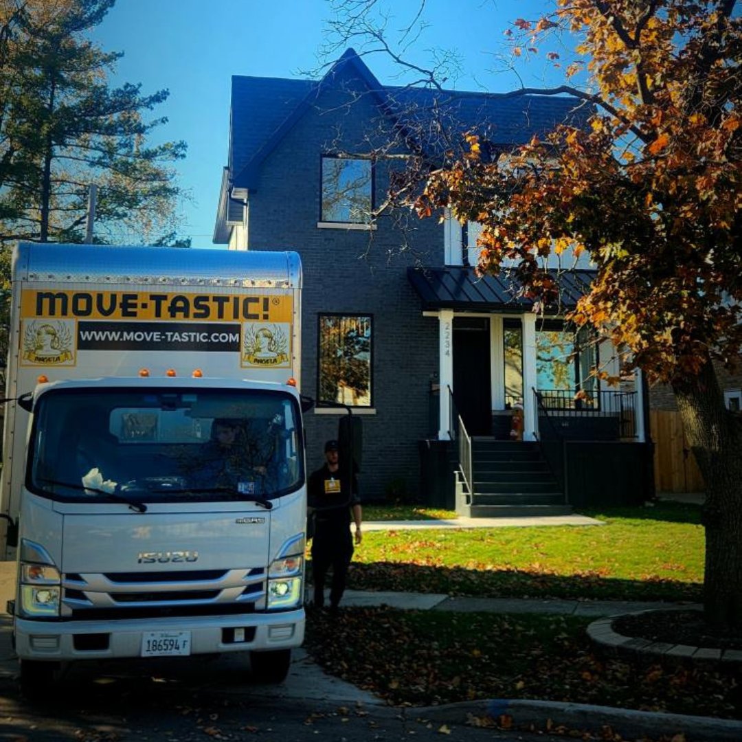 movetastic's tweet image. "A beautiful fall day for a fresh start! Our Move-tastic crew ready to make another seamless transition to a new home. 🍂🏠

 Get a FREE online estimate at Move-tastic.com
#MovingDay #FallMove #moving #move #packing #packers #pack #storage #Chicago#BoxBeaters  #Movetastic