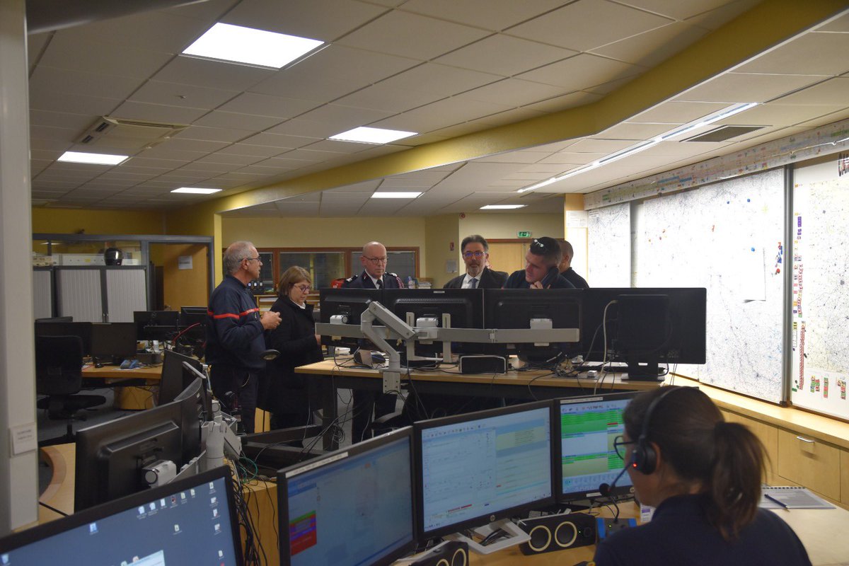 Dans le cadre de sa prise de fonctions, le nouveau préfet de la Vienne, Monsieur Serge BOULANGER, est venu saluer le conseil d’administration du SDIS et visiter le Centre de Traitement de l’Alerte. 

Nous lui souhaitons la bienvenue !