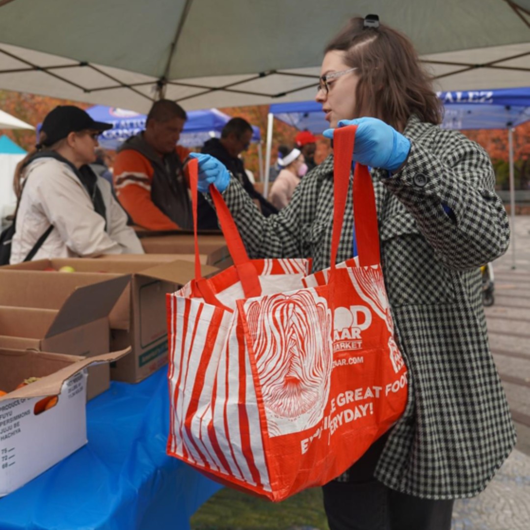 Citymeals's tweet photo. Our Director of Programs rolled up her sleeves and helped out at a Thanksgiving meal giveaway at Maria Hernandez Park in Bushwick last week! 🦃🥧 Citymeals provided 300 festive meals to older adults in partnership with @BrooklynDA Eric Gonzalez. https://t.co/UE9rqpchg2