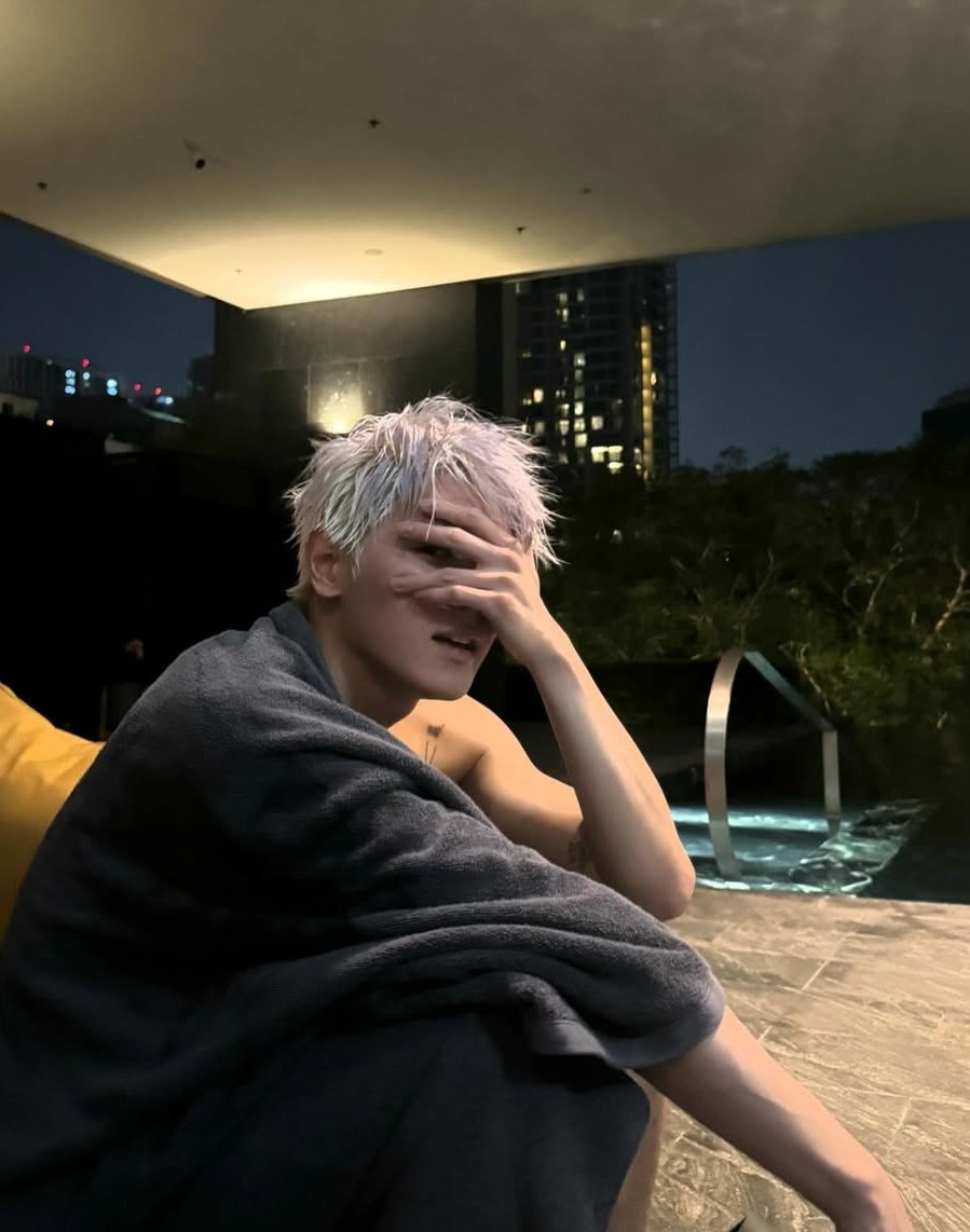 taeyongpictures's tweet photo. he would win the gojo lookalike contest without even trying https://t.co/run5rHKDEr