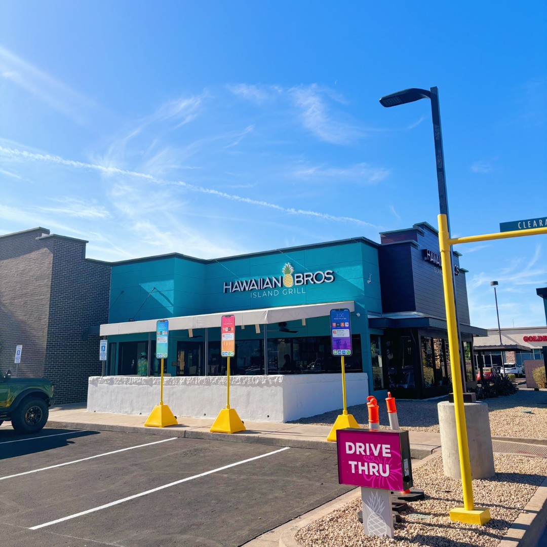 hawaiianbros's tweet photo. Aloha, Phoenix, AZ! We’re officially open at 4445 E. Thomas Rd. Phoenix, AZ 85018 and we can’t wait to meet you! If you’re in the area, stop by our grand opening today! 🎉 #hawaiianbros #hbros #grandopening #phoenix #arizona https://t.co/2YR42xIfI1