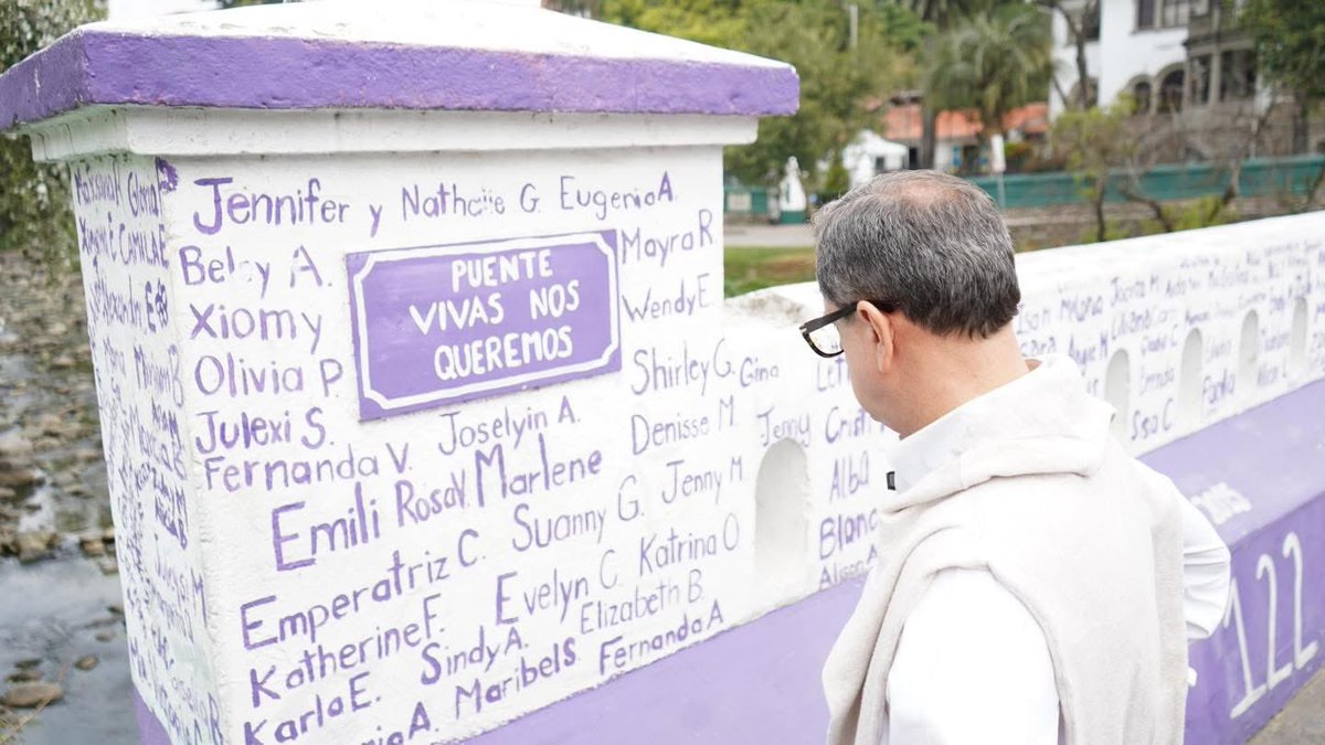 🧡 Durante mi última visita a Cuenca tuve la oportunidad de conocer el puente “vivas nos queremos”, iniciativa de colectivos de mujeres que luchan en contra de la violencia de género. Desgarra el alma saber que cada nombre escrito en ese puente lleva consigo una dolorosísima