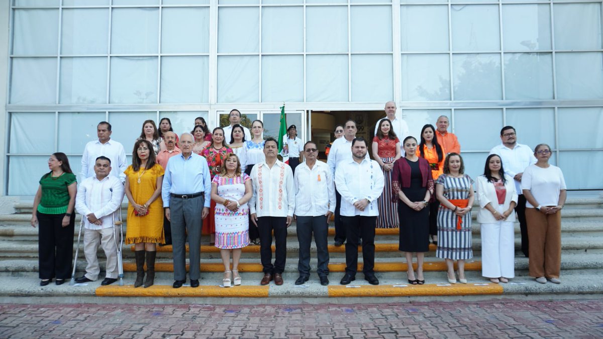 En la explanada del Edificio A del <a href="/PJE_Chiapas/">Poder Judicial Chiapas</a>, se realizó un homenaje a la Bandera, encabezado por la @SHyFP_Chiapas. El evento contó con la participación de la escolta y la banda de guerra del COBACH 13, quienes realzaron el acto cívico por su excelente participación