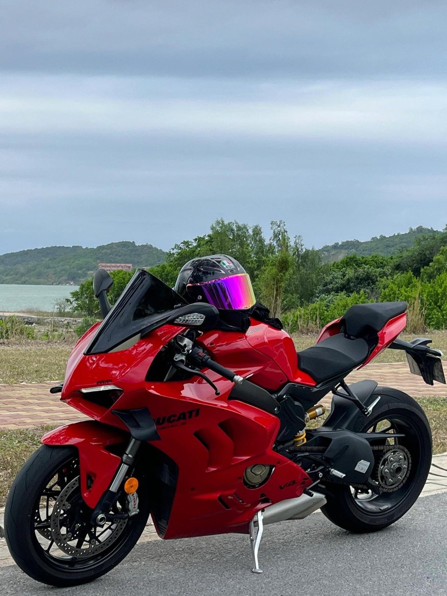 ParadisOuEnfer's tweet photo. Un peu de ducati panigale v4 ce soir ? https://t.co/6oowHT3yX8