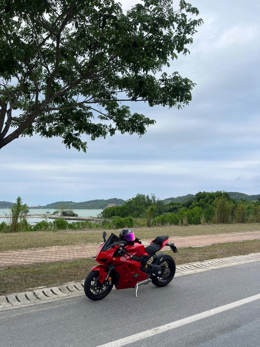 ParadisOuEnfer's tweet photo. Un peu de ducati panigale v4 ce soir ? https://t.co/6oowHT3yX8