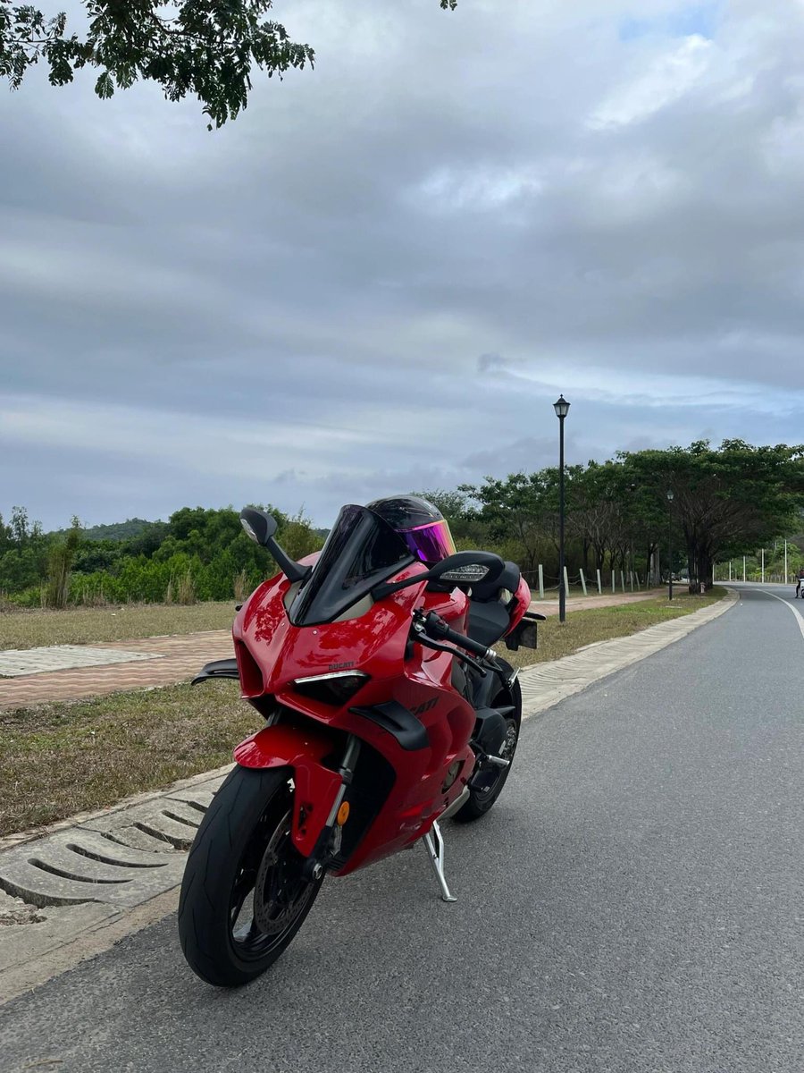 ParadisOuEnfer's tweet photo. Un peu de ducati panigale v4 ce soir ? https://t.co/6oowHT3yX8