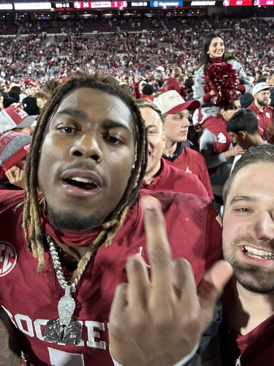 HButter03's tweet photo. Hey @FbStutsman couldn’t find ya after the game… got @Dasan2022 though lol… sign my #28 jersey?!?! https://t.co/yg9b2emfBz