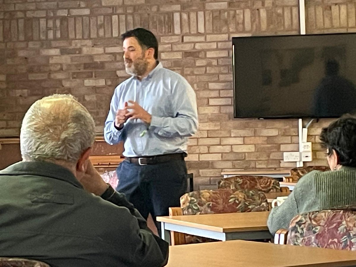 jliving_housing's tweet image. Diamonds are forever, however, our diamond, Stuart Diamond, CEO of Mitzvah Day, visited with friend Ez for the afternoon to talk to tenants @ Harmony Close. The wide ranging discussion covered everything from Mitzvah Day to Jewry in South Africa.
A huge thank you to Stuart &amp;amp; Ez.