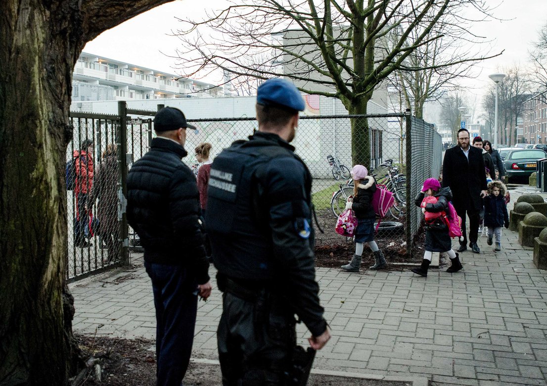 Tastbare Jodenhaat in Amsterdam?

Vorige week moest ik voor m’n werk in Amsterdam Buitenveldert zijn en maakte ik van de gelegenheid gebruik om weer eens langs het huis van m’n opa en oma in de Noordbrabantstraat te gaan. Ik maak daar een gewoonte van als ik in de buurt ben,