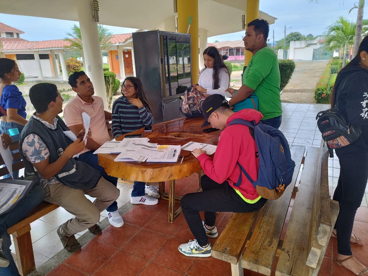 CNEManabi's tweet photo. 📌 Estudiantes de las carreras de Agroindustria y Carrera Medio Ambiente de la #ESPAM reciben sus nombramientos como #MJRV🗳️.
Según el calendario electoral, este trabajo continuará hasta el 25 de enero. 🗓️ https://t.co/zPKWQT0kEw