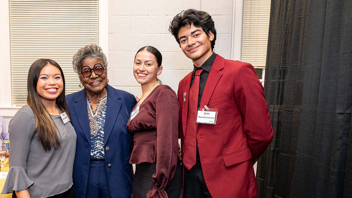 Last week, we paid tribute to Elaine Johnson Coates ’59, the first Black woman to graduate from #UMD. Her portrait, commissioned by Maryland-based artist Ernest Shaw, now hangs in our halls, celebrating her trailblazing legacy.

brnw.ch/21wOXWf