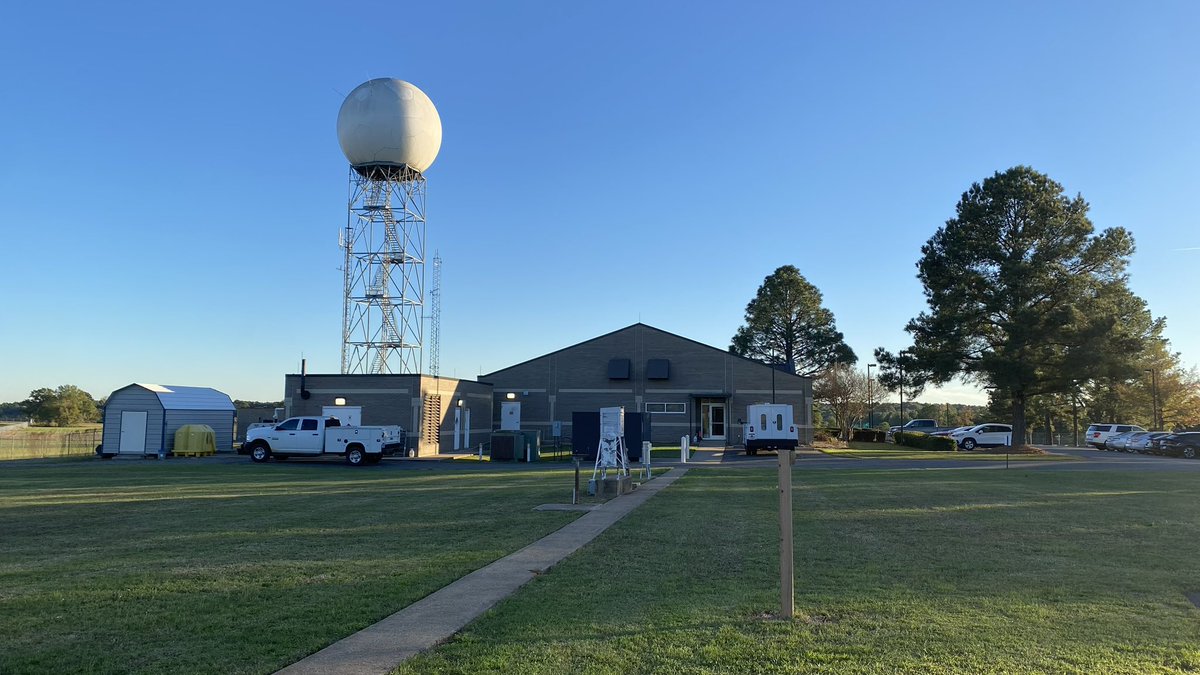 Last Friday, we visited NWS Shreveport and toured their daily duties. We helped launch the 00z balloon, and practiced issuing warnings in the practice software. Thank you for allowing us to tour your facility and observe what you do! ☁️