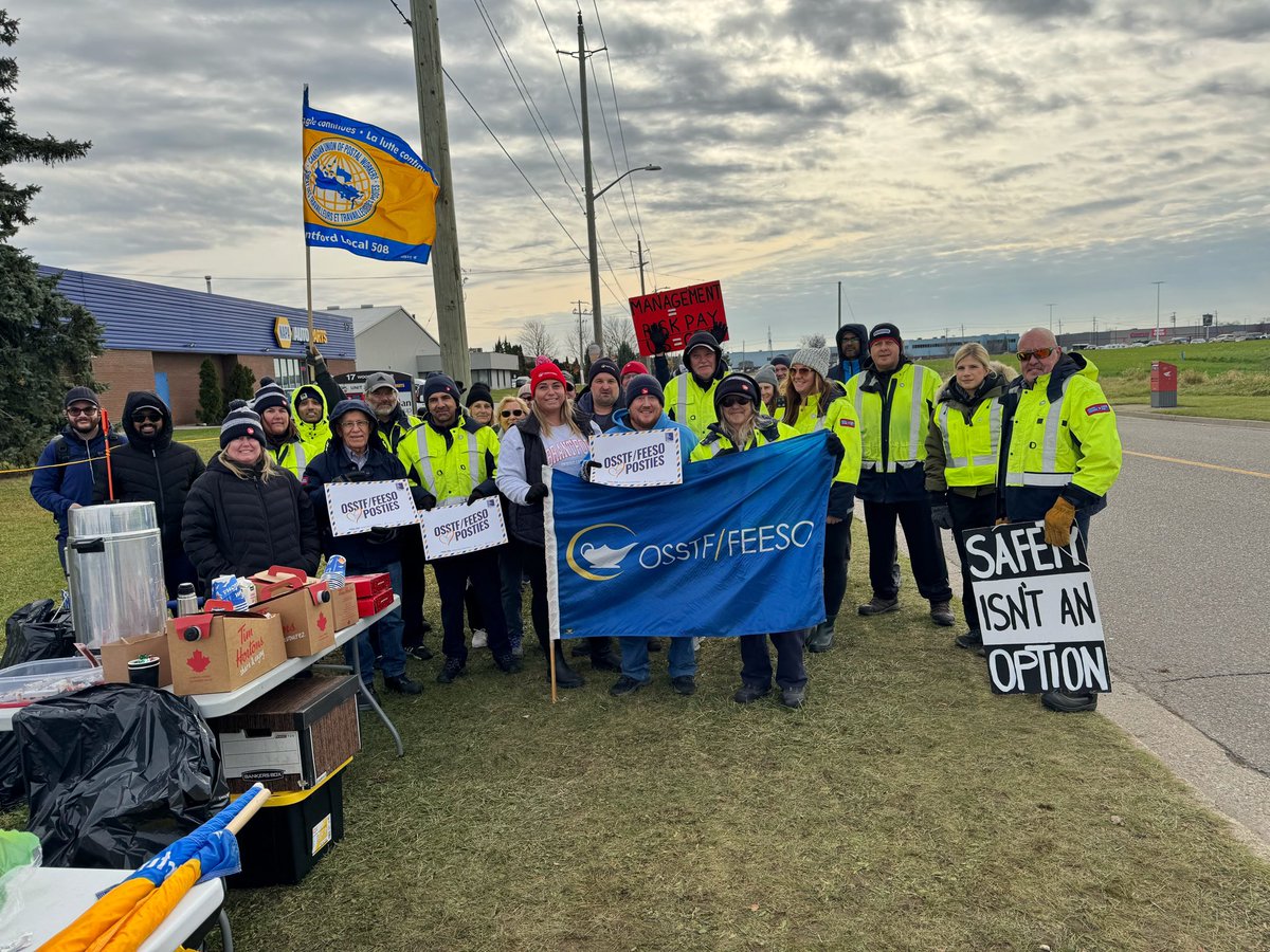 OSSTFD23ESS_ECE's tweet photo. President Bond and District 23 President and local PSS President Rusyn supporting @CUPW_Brantford local 503 today on the picket lines ! @osstf #Solidarity #osstflovesposties #westandwithpostalworkers https://t.co/aEEUgs7Ong