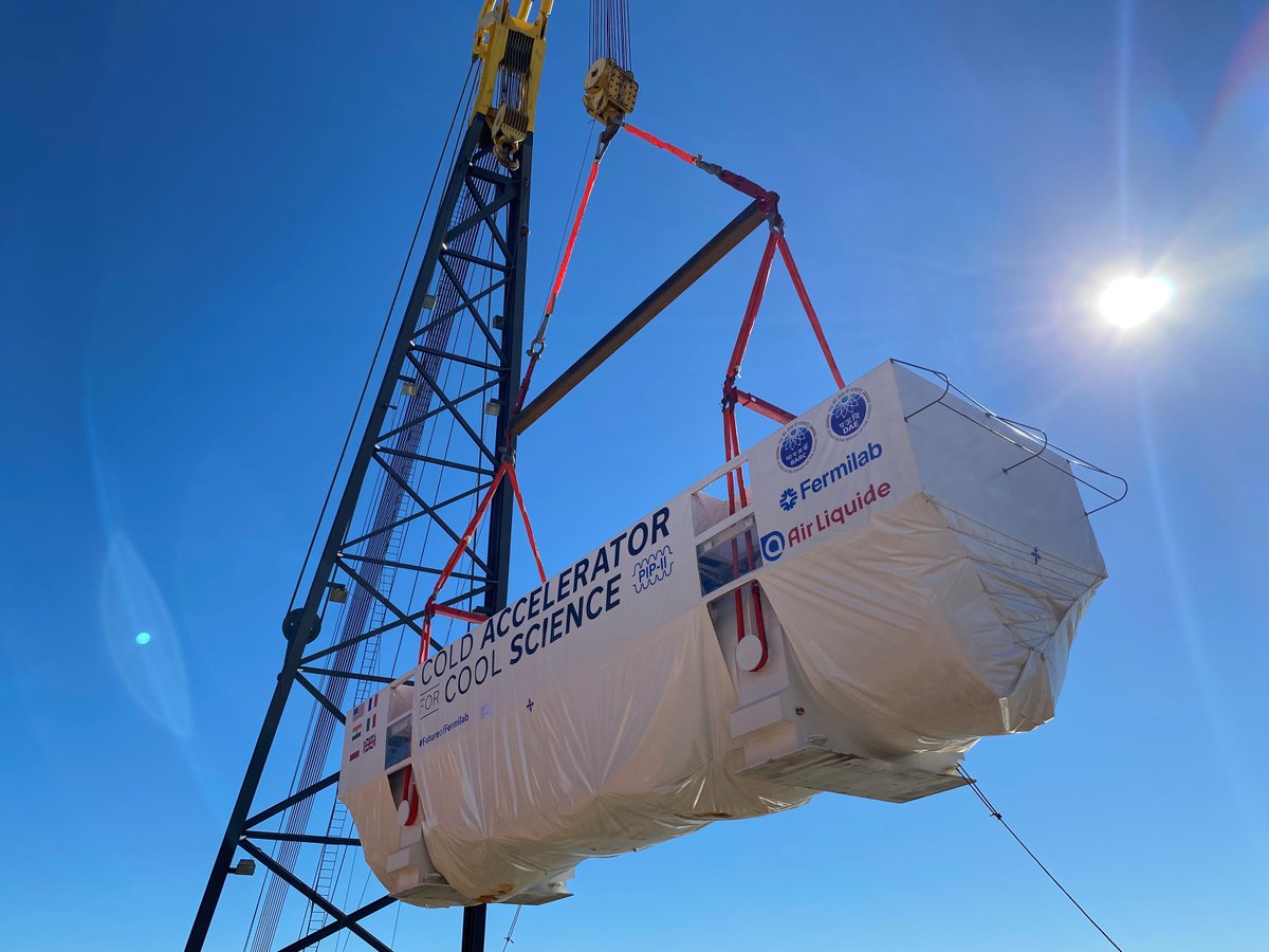 Fermilab's tweet image. Exciting update! 🏗️ After a 25-day transatlantic shipment, the #PIP2coldbox was transferred to a river barge at the Port of New Orleans.
🔗 Learn more: pip2.fnal.gov/coldbox/ 
#FutureofFermilab #DUNEscience #fermilab
📸: Barnhart Crane and Rigging