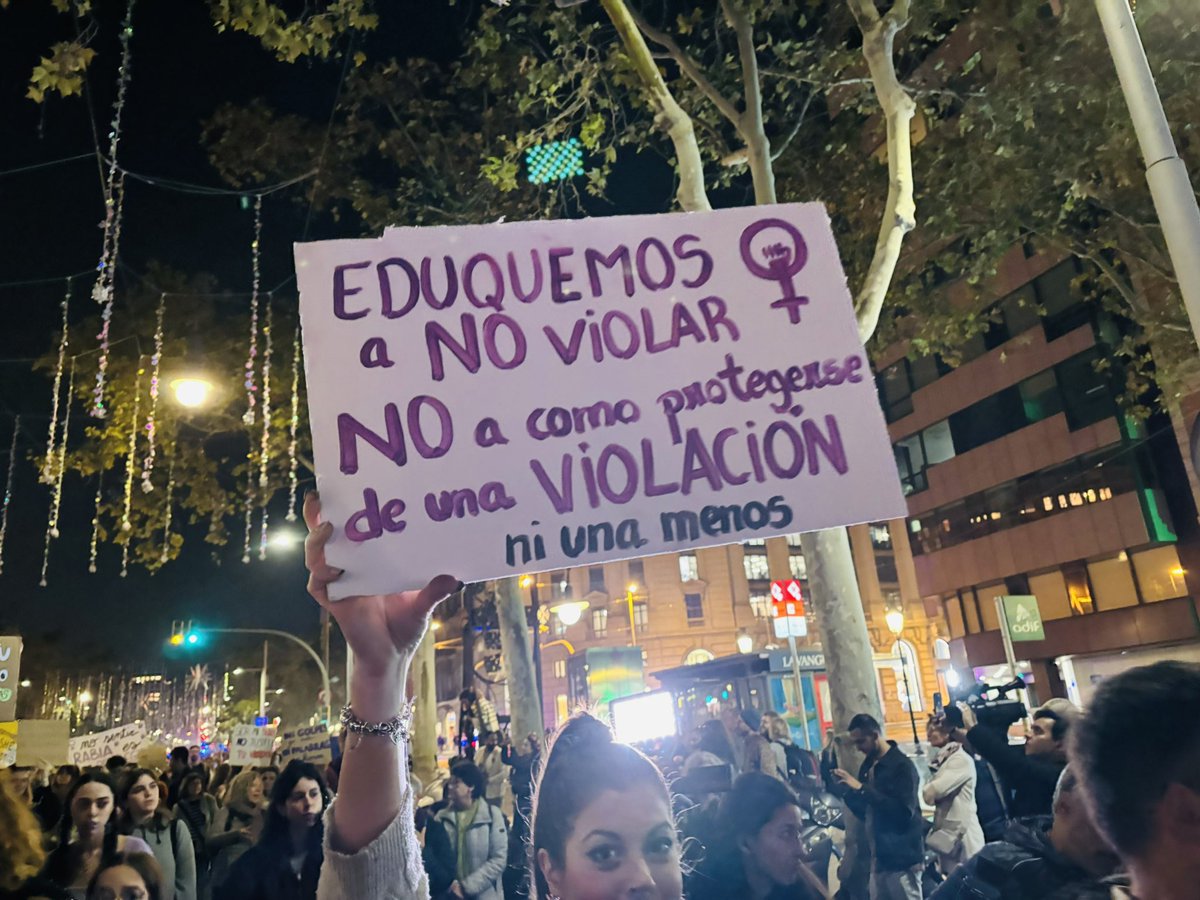 annaalfonsoc's tweet photo. Milers de persones es manifesten a Barcelona contra les violències masclistes. Les pancartes demanen que la vergonya canviï de bàndol i posar el focus en els agressors #25N2024 

https://t.co/RsJfe12sUS https://t.co/ldLNT8yr0g