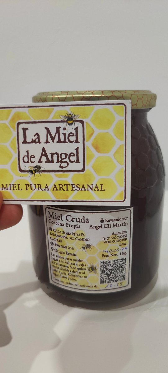 burguidu's tweet photo. Visitamos un mercado de productos locales en Segura de toro🐂, donde conocimos a Ángel, un apicultor🐝 de la zona. Compramos algunas de sus mieles🍯, todas buenísimas. Por cierto, hacen envíos a toda España! https://t.co/HuKet8TwQz