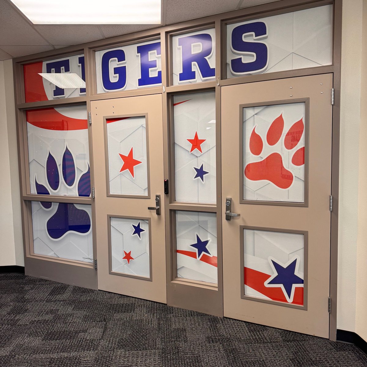 waterboy_tx's tweet photo. Home of the Tigers @wearebonham @Midland_ISD
@BSNSPORTS @BSNSPORTS_TX
#webrandbig #athletics #sports #sportsbranding #waterboygraphics #customdoors #customentrances #customwindows #windscreens #customgraphics #bsnsports #bonham #tigers #midlandisd https://t.co/IxtM24zoXw