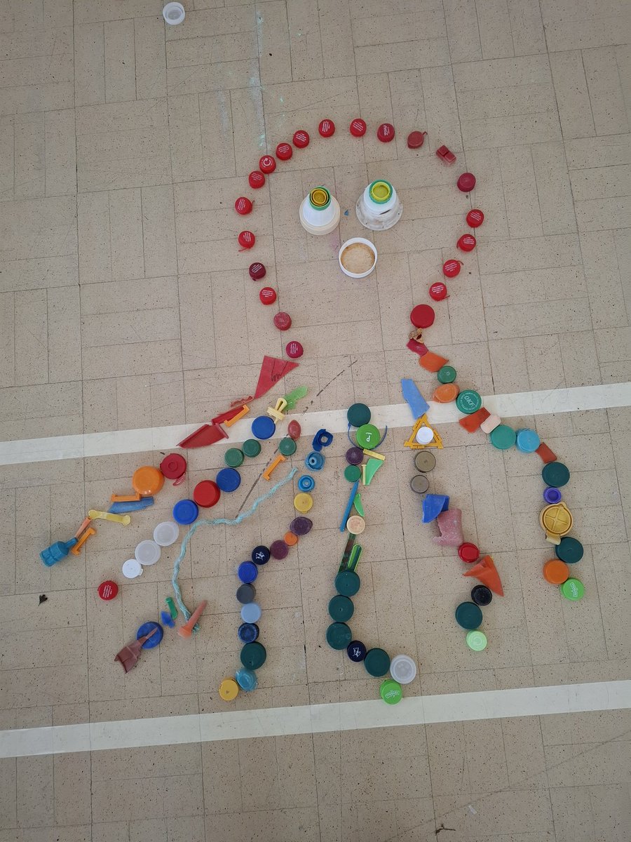 TimPughArtist's tweet photo. Brilliant day at Ysgol Ty Fynnon in Shotton,Flintshire helping Year 5/6 pupils create beach plastic artworks. Well done artists .👍Awesome work and thanks for inviting me 😃 @YsgolTyFfynnon  #beachplastic #recycling #awareness #creativelearning #futureartists https://t.co/cxLo0eQGgf