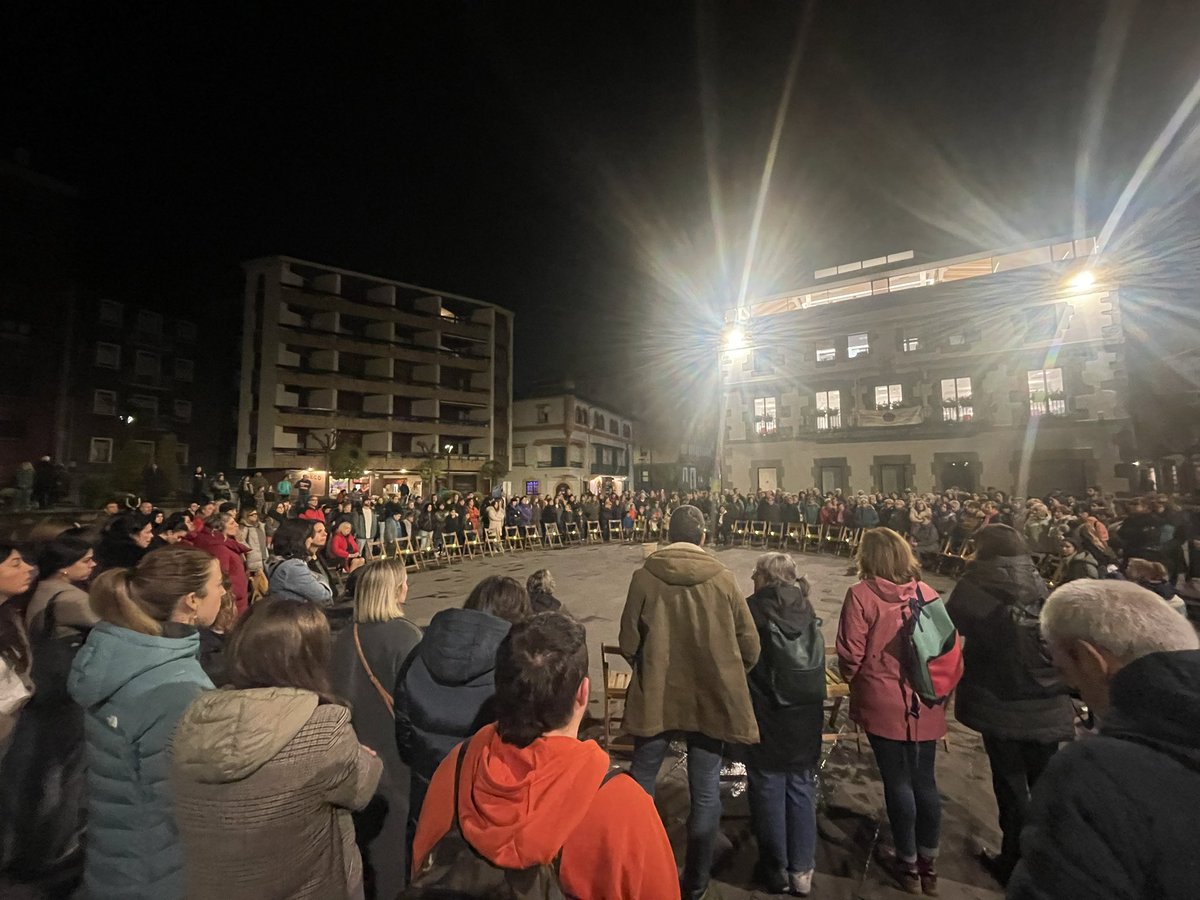 🟣 Indarkeria matxistaren aurkako egunean plazan elkartu gara mezu argi batekin: aski da, konponbidea ez bazara arazoa zara.