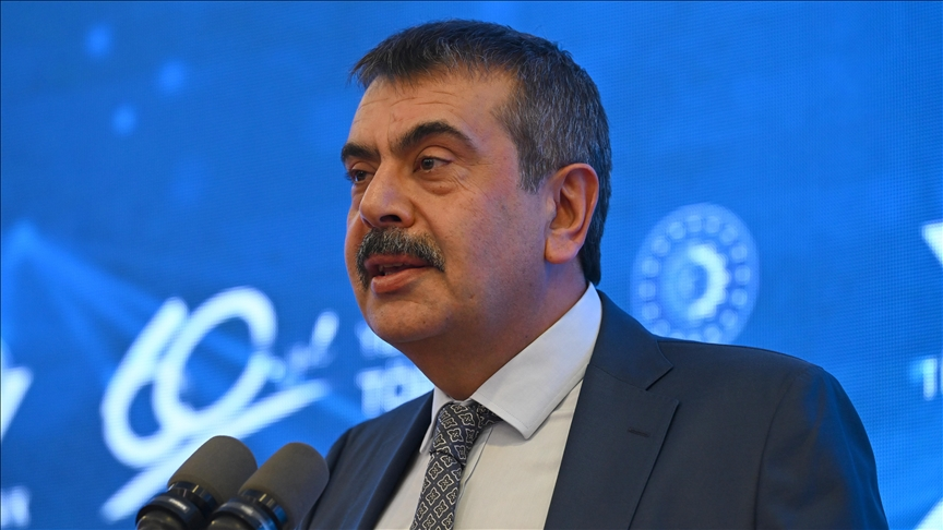 solcugazeteX's tweet photo. Milli Eğitim Bakanı Yusuf Tekin:

"Kimi belediyelerin kreşlerinde çocuklara LGBT propagandası ve eşcinselliği özendirici etkinlikler yapılmakta.

Bu husus kırmızı çizgimiz. Gereği yapılacaktır." https://t.co/AEOCGACAen
