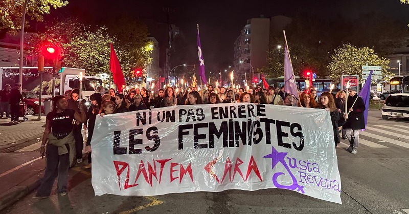 RadioSabadell's tweet photo. 🔥 Un centenar llarg de persones ha secundat la marxa de torxes per commemorar el #25N a #Sabadell 

La manifestació ha començat a la plaça de Montserrat Roig i ha acabat al nou local de @l_obrera