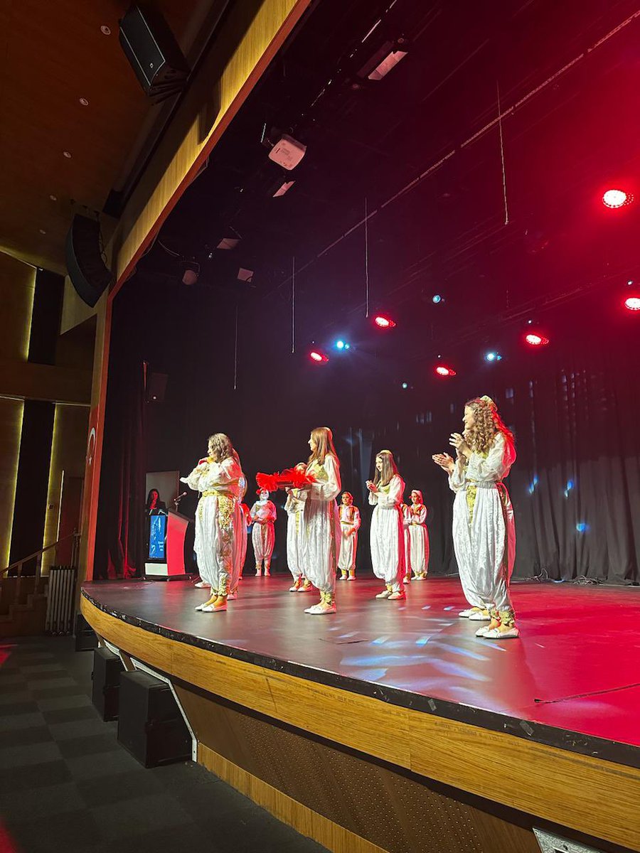 İlçemizde görev yapan Aday Öğretmenlerimizin  adaylık sürecini tamamlaması üzerine 24 Kasım Öğretmenler Gününde Sayın kaymakamımız Süleyman ÖZÇAKICI’nın katılımıyla Yemin Töreni düzenlenmiştir.