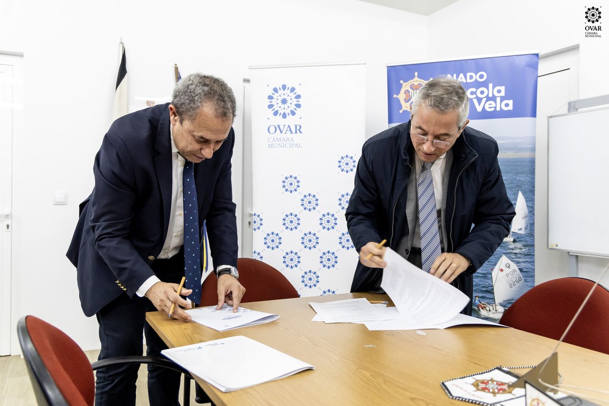 portodeaveiro's tweet photo. 📢 O Porto de Aveiro e a Câmara Municipal de Ovar assinaram, no dia 21 de novembro, um contrato de cedência de bens e equipamentos, com vista a uma gestão e exploração sustentável do Porto de Recreio do Carregal.

Saiba mais em: 👉https://t.co/4lUSD82jcJ https://t.co/Ktd8xb3SVH