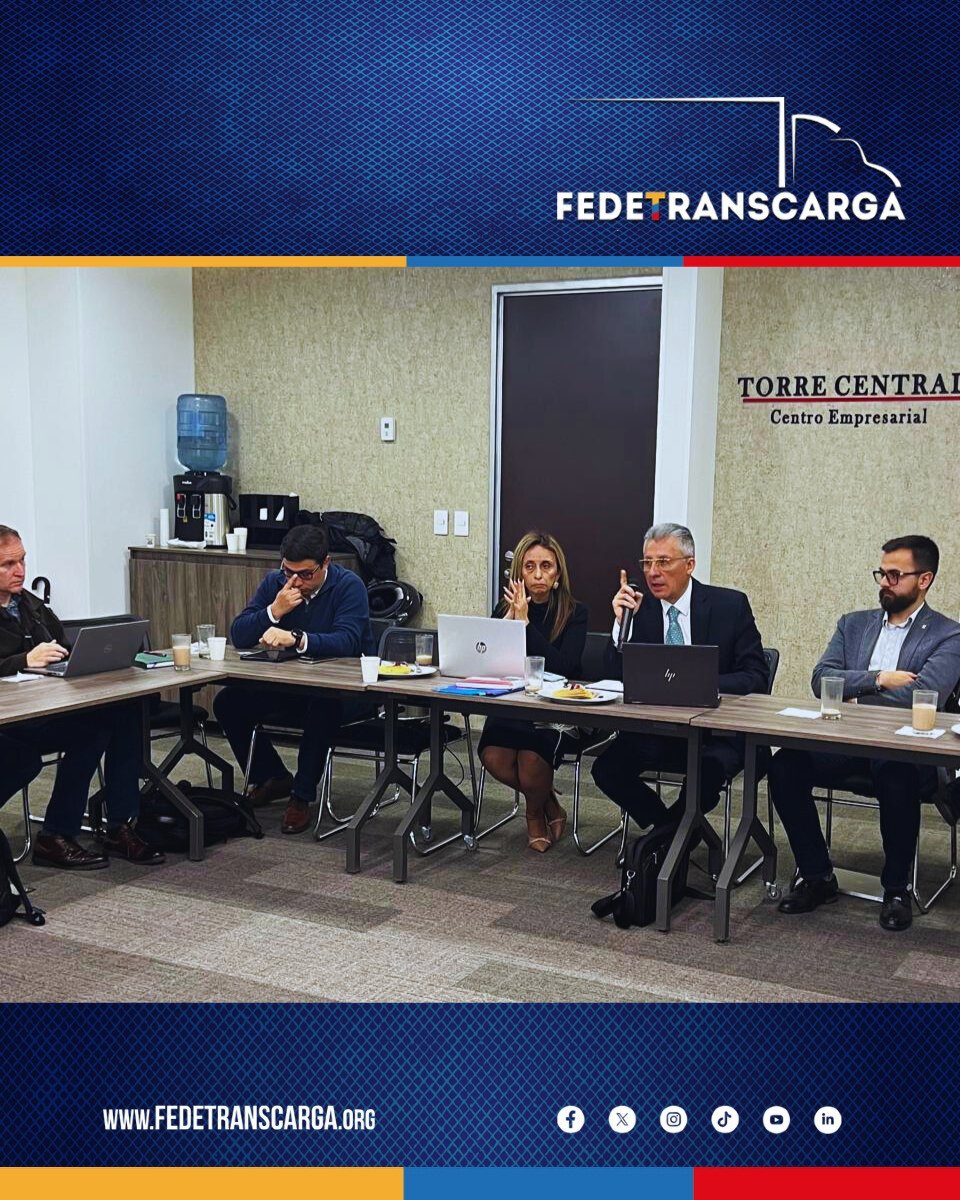 fedetranscarga's tweet photo. Desde #Fedetranscarga #hoy sostuvimos una reunión con diferentes actores, para analizar la modernización de la flota de camiones del país.

#Colombia https://t.co/6Go69nOAeR