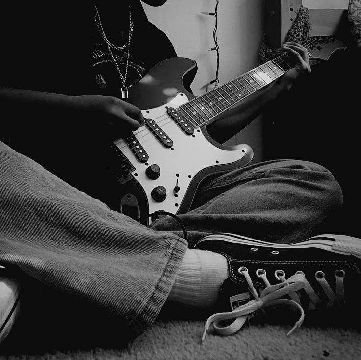 – Чтобы немного себя развлечь, решил учиться играть на гитаре... Вроде получается не так плохо, как я думал!