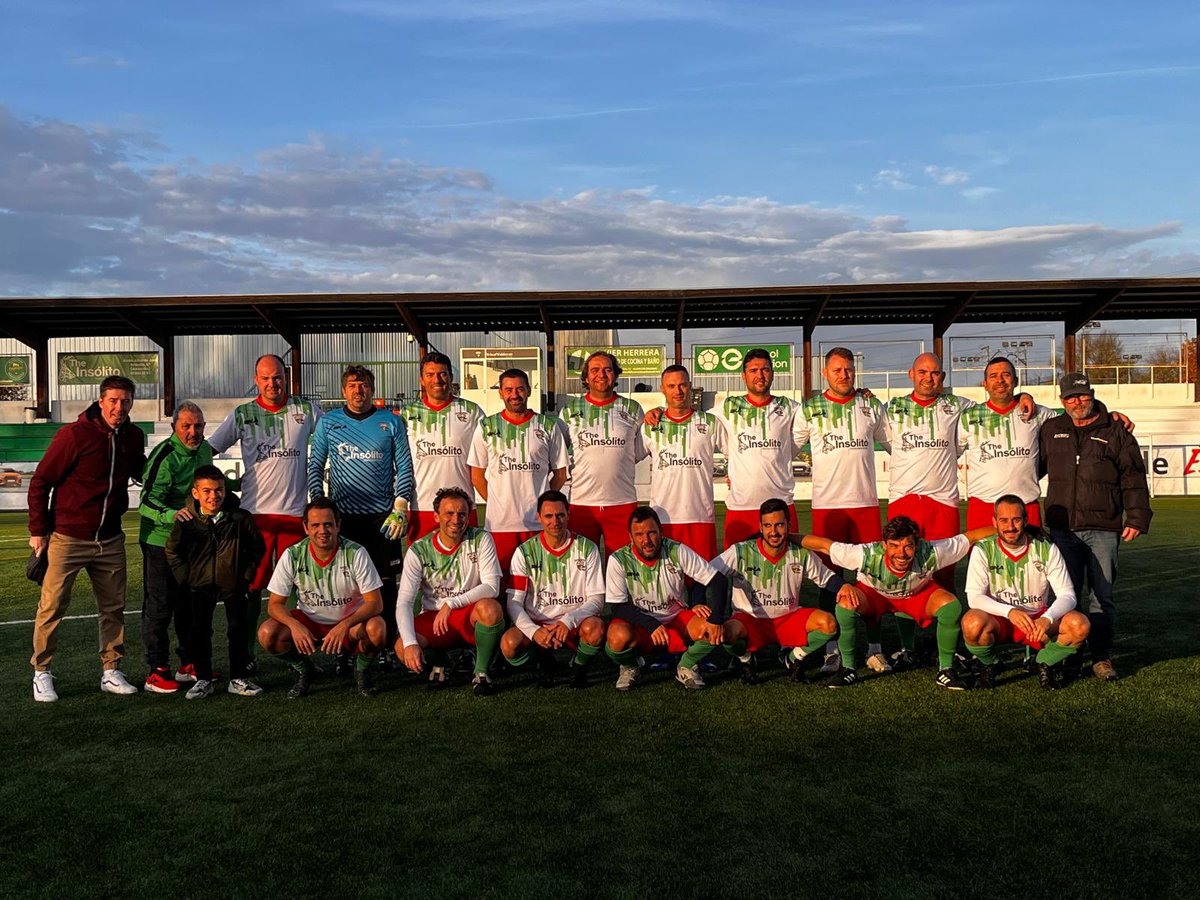 veteranostrival's tweet photo. #LigaVeteranosMadrid Ayer conseguimos la victoria 2-1 (#Rober ⚽️, @avivarpolo ⚽️) frente a @CDGalapagar #Veteranos en un bonito y disputado partido.

Seguimos!!

#VamosTrival 💚❤️💪🏻 https://t.co/ddg7TrLuLr